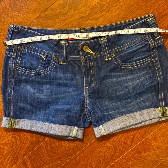 Women’s Levi’s jean shorts - Picture 4 of 5